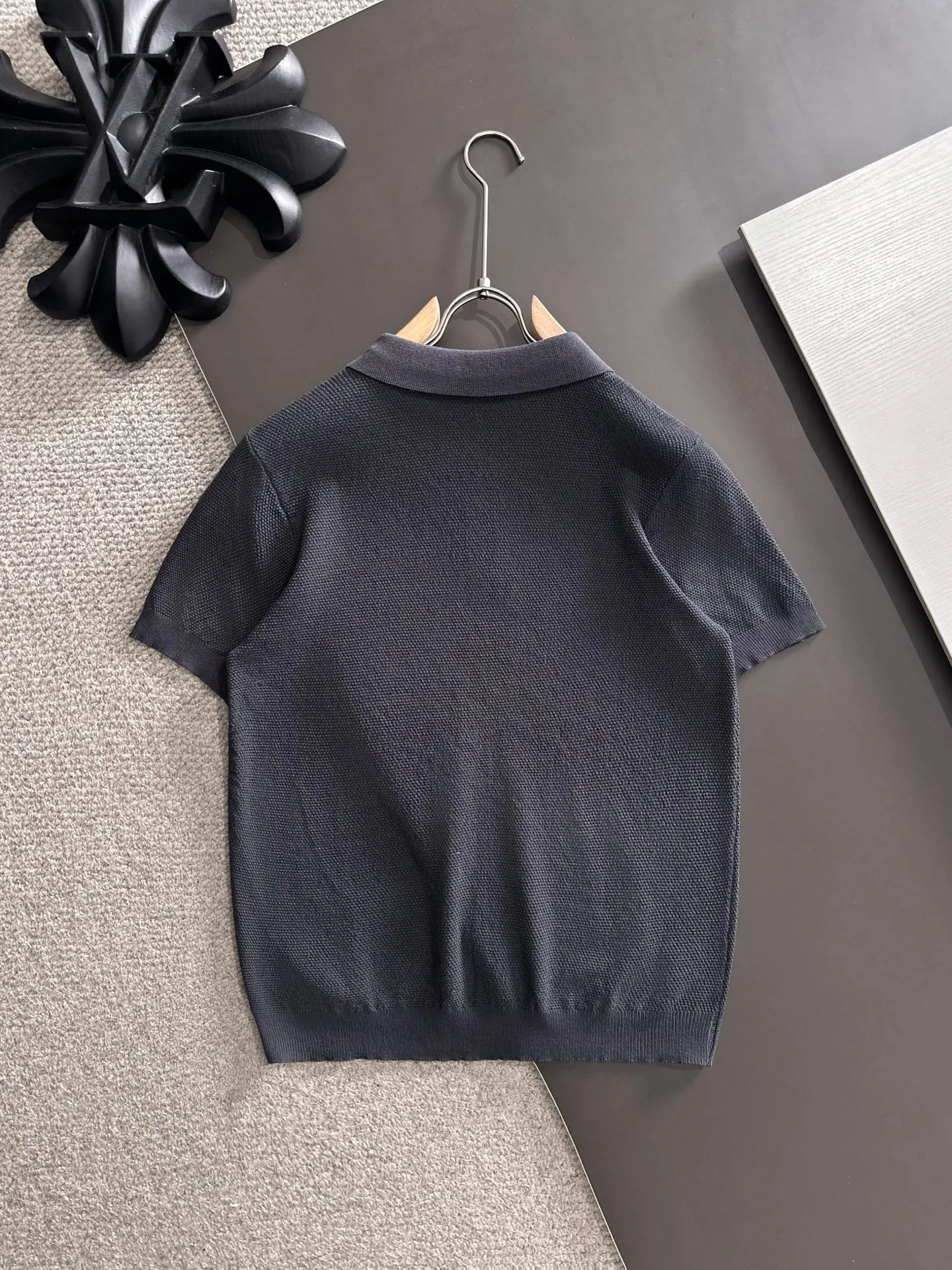 Next day shipment LP high quality Loro Piana 26ss New Arrival men's short-sleeved T-shirt Made of combed cotton yarn knitted cotton fabric, no pressure when entering and exiting the counter Exclusive control of raw materials It feels substantial when weighed, and the upper body is more textured than ordinary T-shirts. This texture can cope with the weather easily and is suitable for both hot and cold! Loose fit design, looks noble. The only correct version is available Size: M to XXXL